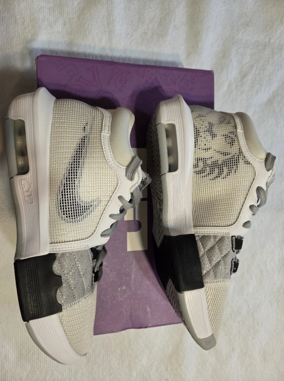 Nike Lebron Witness VIII Lion Crests Light Gray Sneakers 7 Men Or 8.5 Women. NEW